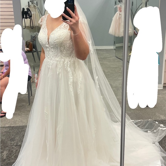 NEVER WORN*** 
Elegant White Lace Wedding Dress with Train - Picture 1 of 2